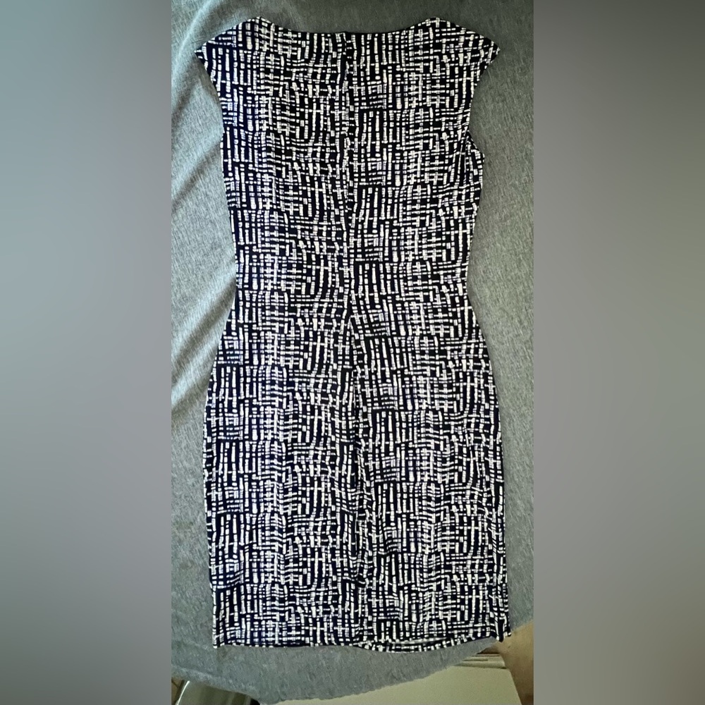CHAPS Dress Sz M Blue & White Geometric Print Knotted Waist P2P: 17” Stretchy - Picture 6 of 12